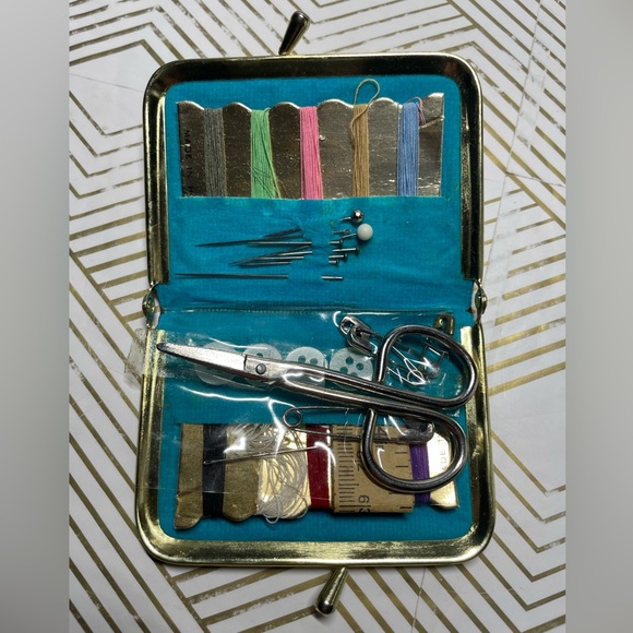 Vintage Traveling Sewing Kit Purse Seamstress Sewing Thread - Picture 3 of 8